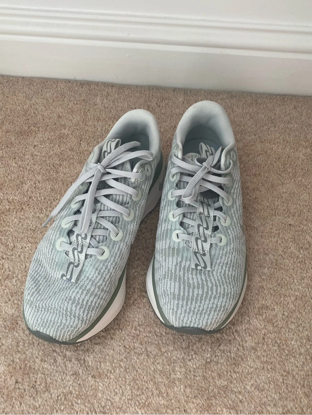 Nike Motiva Womens Size 9 Green Grey Athletic Running Shoes DV1238006 Activewear